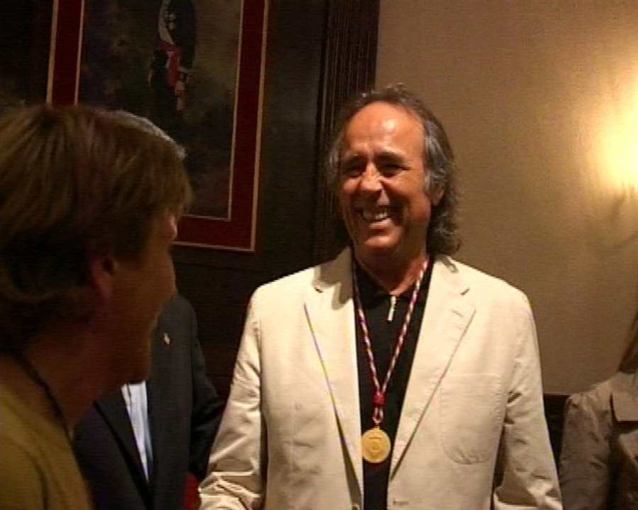 Serrat recibe la medalla de oro de Esplugues
