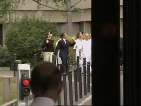 Sarkozy abandona el hospital junto a Carla Bruni