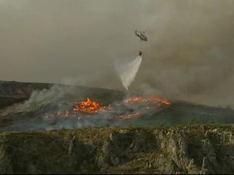 El fuego amenaza las poblaciones alicantinas de Vall'Alcalà y Vall de la Gallinera