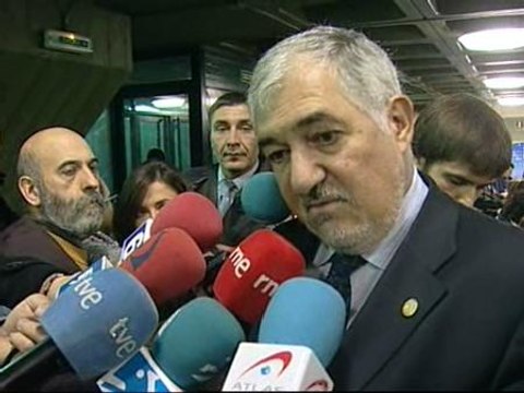 Conde-Pumpido advierte: O se apartan del terrorismo o no podrán hacer política