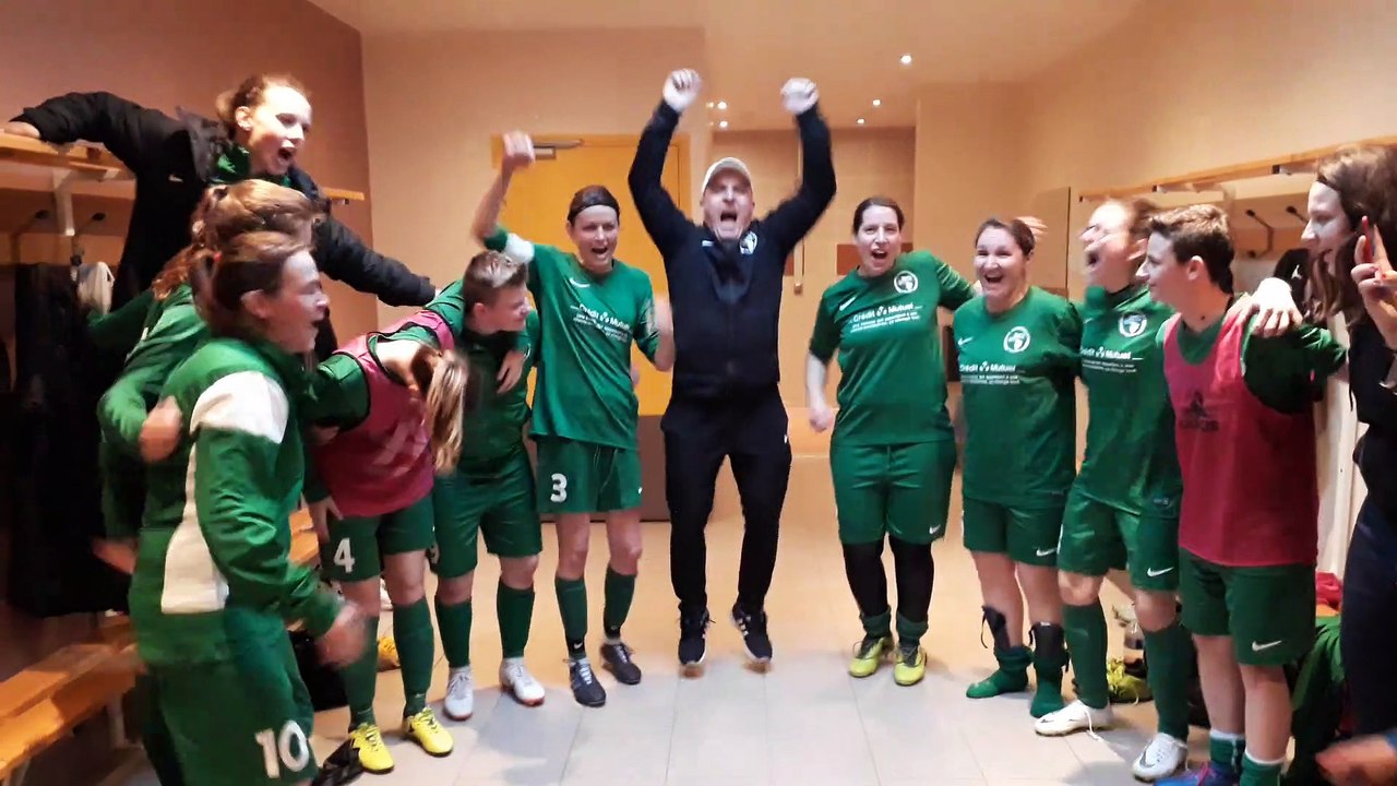 Célébration des seniors féminines après la victoire en 1/4 de finale...