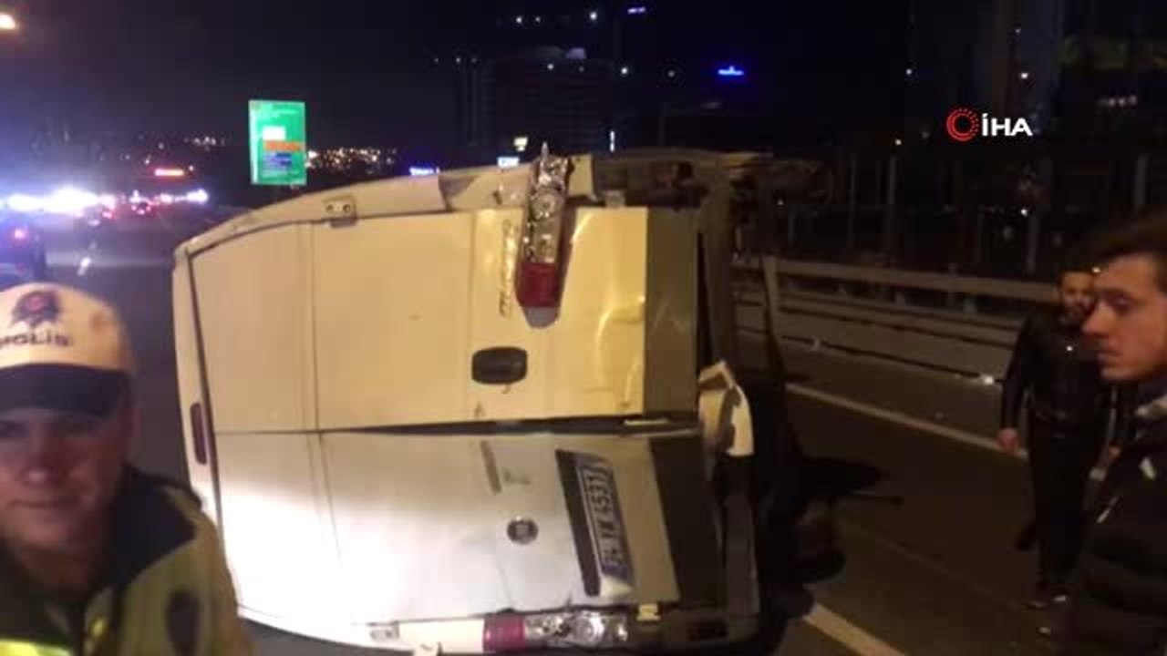 Tem Otoyolu Seyrantepe Mevkiinde Lastiği Patlayan Panelvan Minibüs Önünde Seyreden Kamyonete...