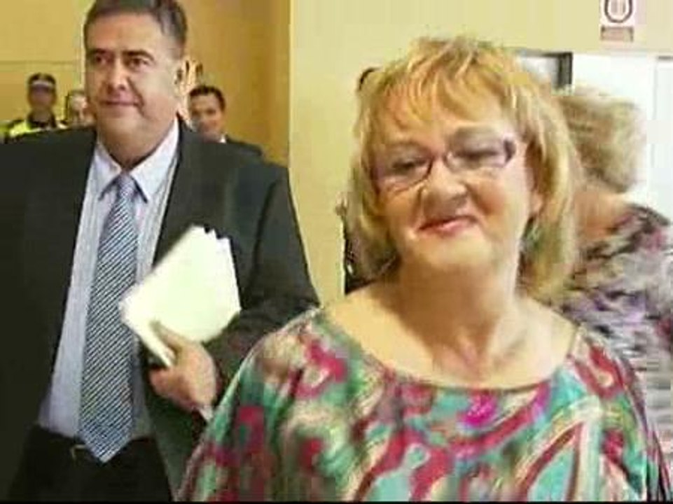 Aplausos y abucheos para los concejales que promueven la moción de censura