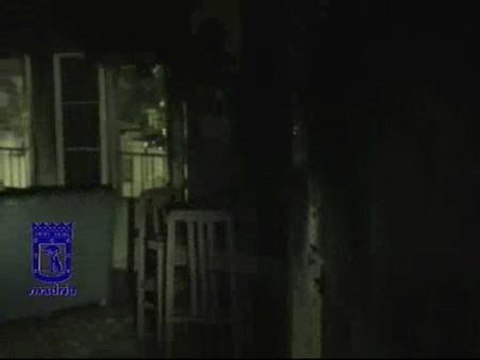 Los bomberos salvan a 3 personas al incendiarse su vivienda en Madrid