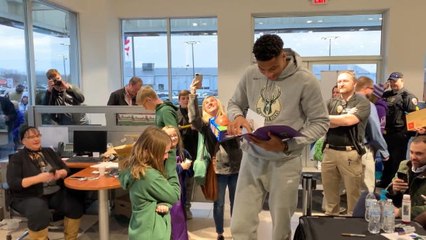 NBA - Quand Giannis Antetokounmpo fait le bonheur d'une jeune fan