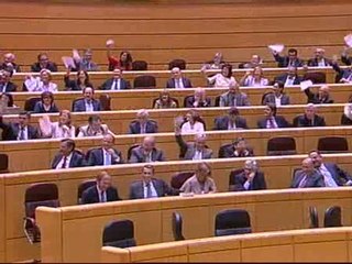 El PP despide a Zapatero en el Senado con una pañolada