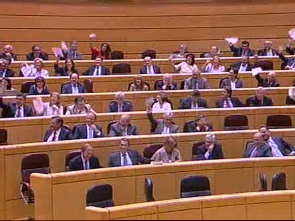 El PP despide a Zapatero en el Senado con una pañolada