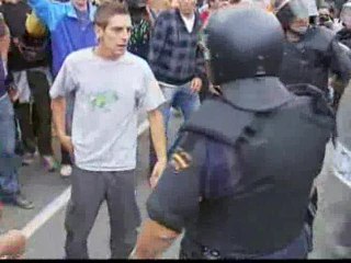 Nueva batalla campal entre la Policía y los huelguista del metal en Vigo
