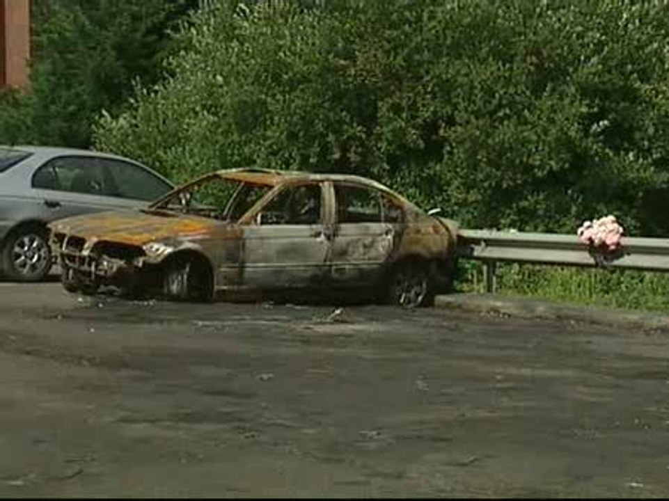 Flores en el lugar donde ETA acabó con la vida de Eduardo Puelles
