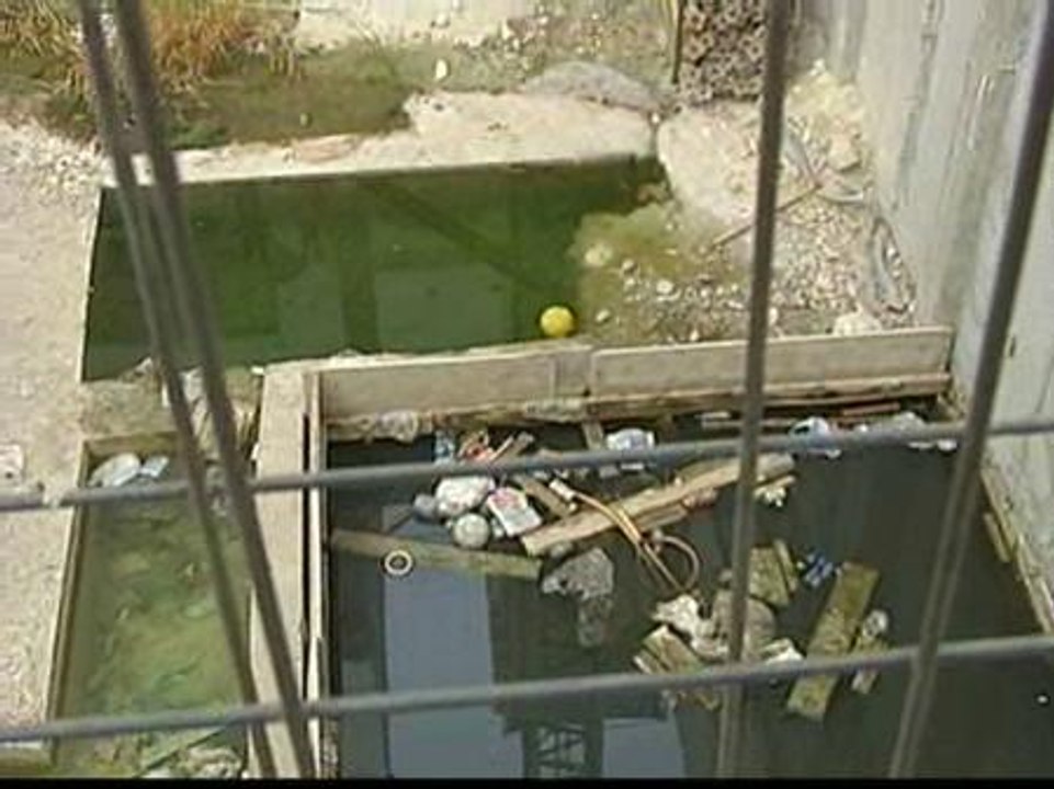 El agua y los escombros, dueños de las obras abandonadas
