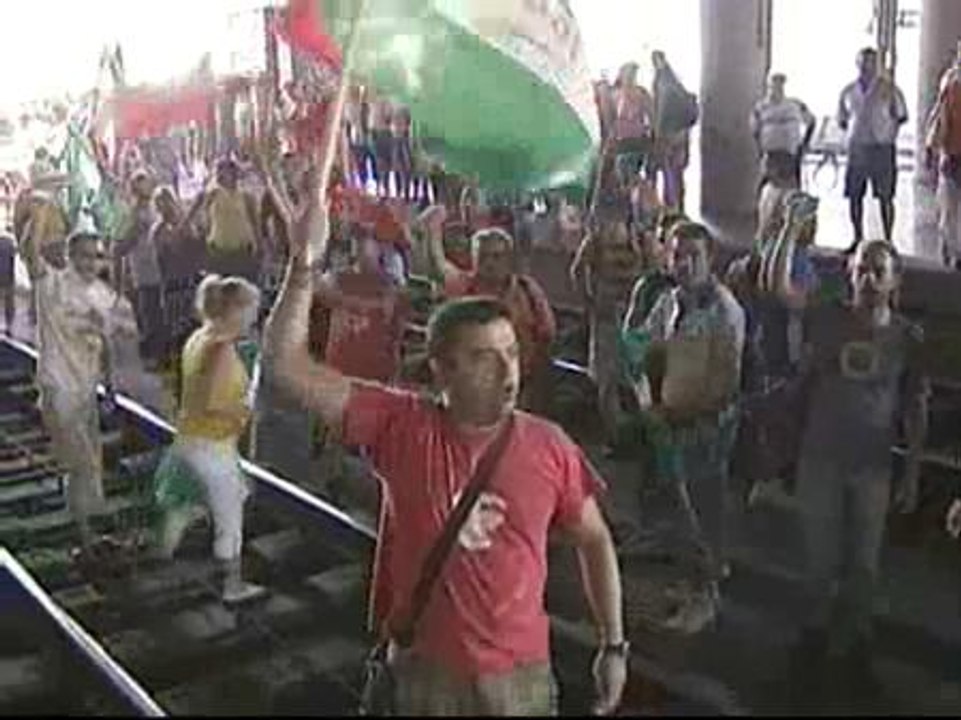 Jornaleros andaluces cortan las vías del AVE en Córdoba durante una hora