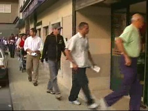 Los parados sin subsidios respiran con la ayuda de 420 euros