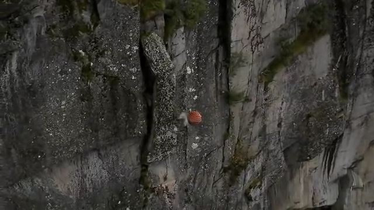 Un hélicoptère décroche des blocs de roche pour sécuriser les routes - Norvège