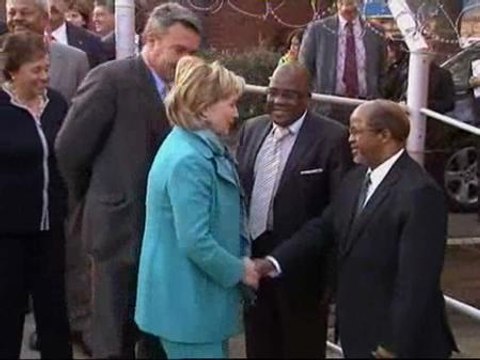 Hillary Clinton visita una clínica contra el SIDA en Sudáfrica