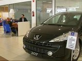 La venta de coches frena su caída en julio