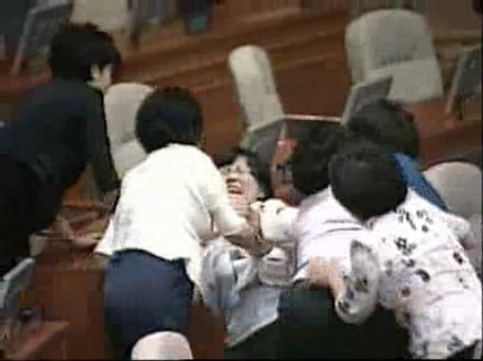 A golpes en el Parlamento de Corea del Sur