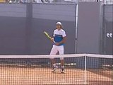 Nadal entrena con los pies en la tierra