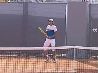 Nadal entrena con los pies en la tierra
