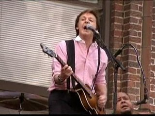 Paul McCartney toca en Times Square