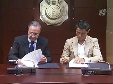 Ronaldo firma con el Madrid hasta junio de 2015