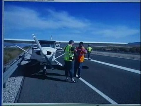 Una avioneta realiza un aterrizaje de emergencia en mitad de A-44 de Granada