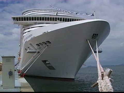 El lujoso buque Spléndida leva anclas en Vigo