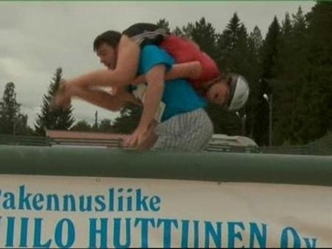 Finlandia celebra una nueva edición del campeonato 'Lleve a su mujer a cuestas'