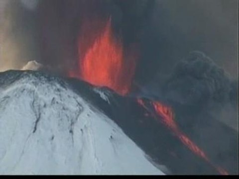 Erucpión del volcán nevado Llaima en Chile