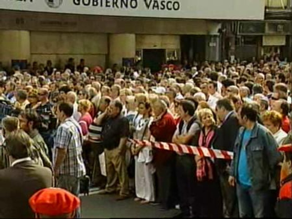 Miles de personas en Bilbao salen a la calle para condenar el asesinato de ETA