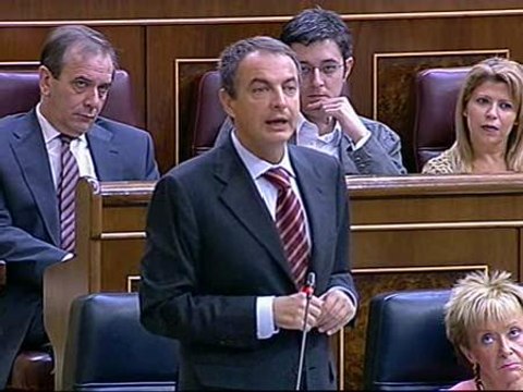 Zapatero reitera en el Congreso que lo más duro de la crisis ha pasado ya