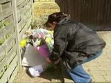 Decenas de británicos llevan flores a casa de Jade Goody