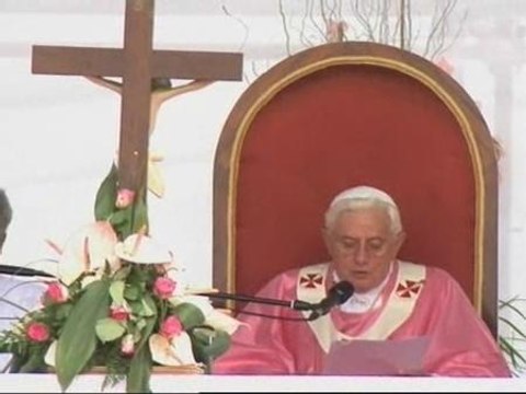 Multitudinaria misa de Benedicto XVI en Luanda