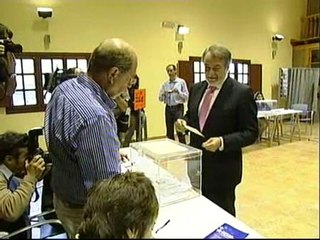 Mayor Oreja confía en que no se cumplan "los augurios que predicen una muy mala participación"