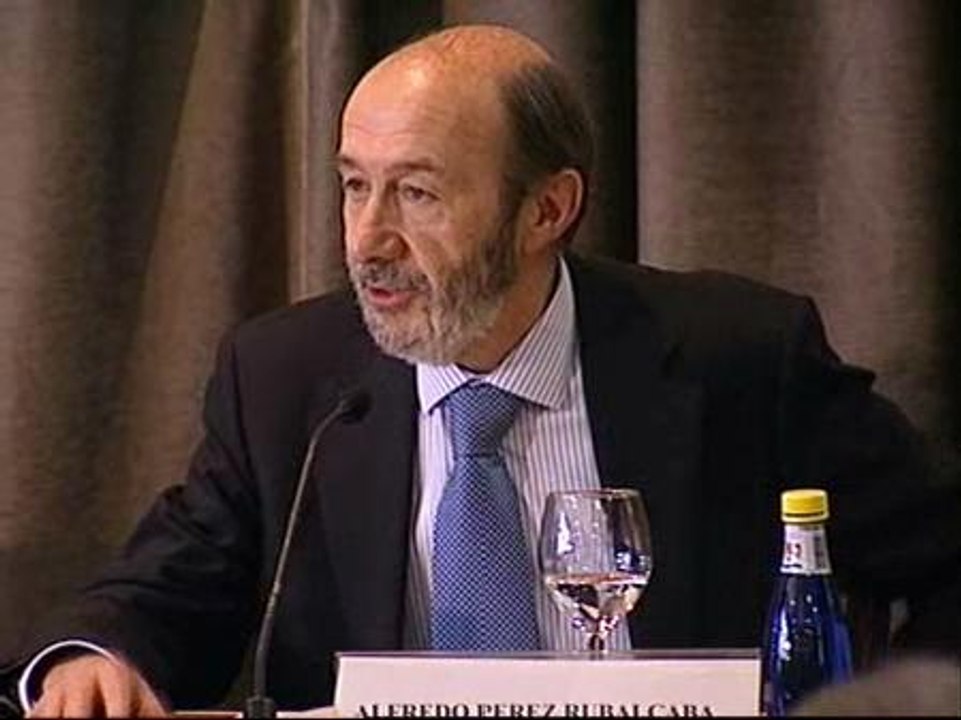 Rubalcaba entregará el regalo del Barça a Zapatero "para ganar puntos" y dejar de ser ministro