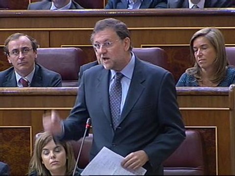 Rajoy acusa a Zapatero de llevar a España hacia un suicidio a medio y largo plazo
