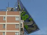 El viento deja colgando un enorme cartel publicitario en una azotea de Madrid