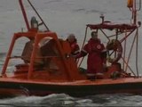 El temporal dificulta la búsqueda del operario caído al mar en el puerto gallego de Malpica