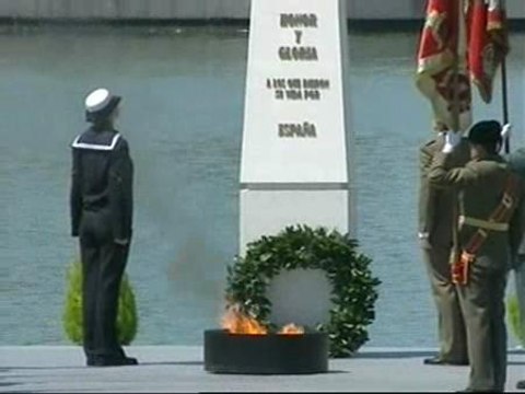 Hmenaje a la Bandera y a los Caídos