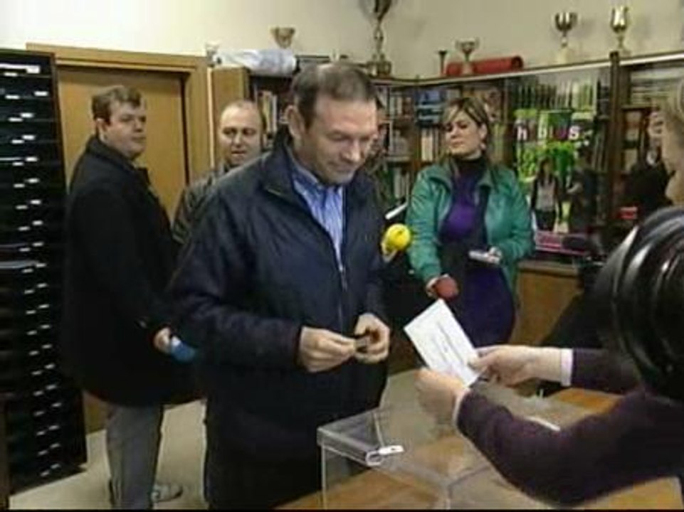 Ibarretxe anima a los vascos a que "tomen parte"