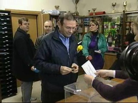 Ibarretxe anima a los vascos a que tomen parte