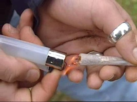 La mitad de los jóvenes que consumen droga en España son menores, estudian y viven con sus padres