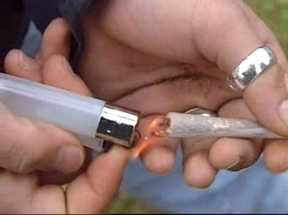 La mitad de los jóvenes que consumen droga en España son menores, estudian y viven con sus padres