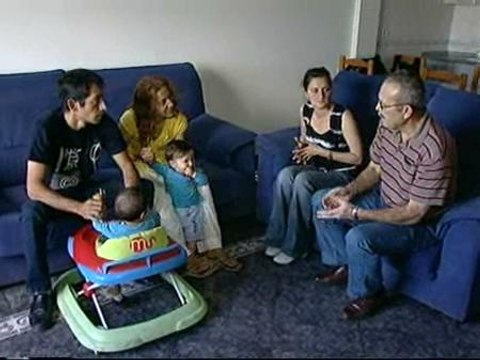 Un hombre cede dos pisos vacíos de su propiedad a dos familias necesitadas