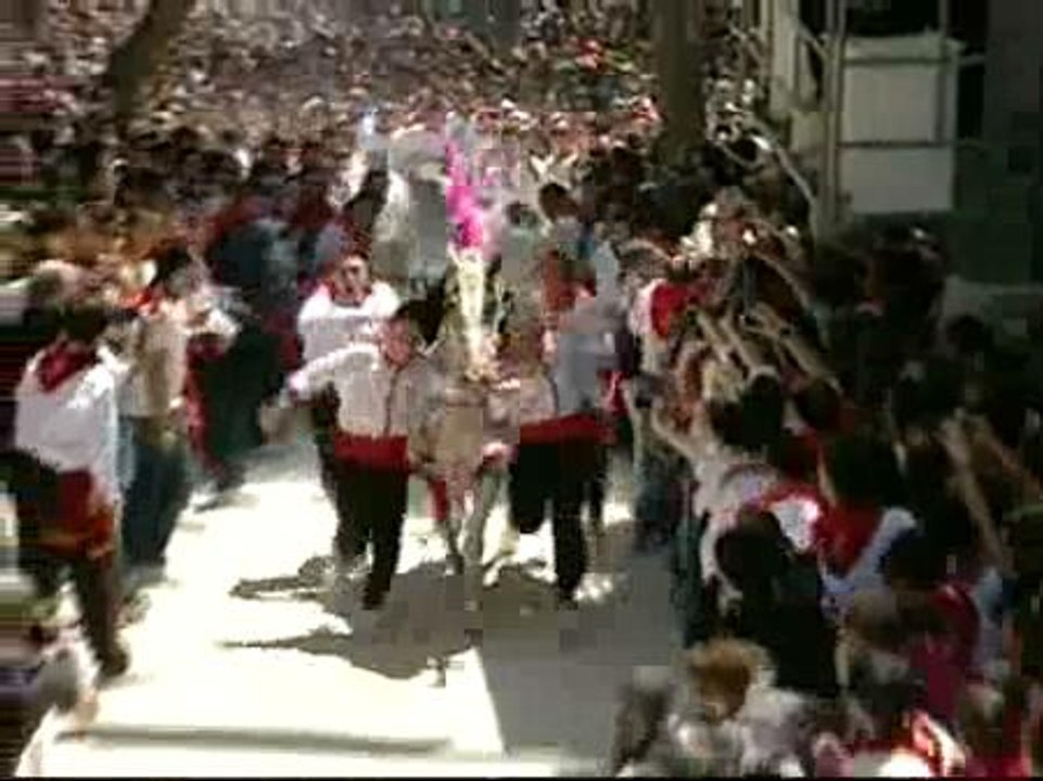 Los 'Caballos del Vino' galopan por Caravaca de la Cruz