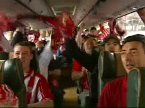 Miles de seguidores del Athletic viajan hacia Valencia para apoyar a su equipo en la final de Copa