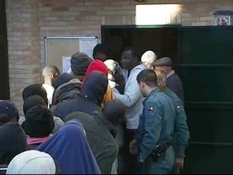 Cientos de inmigrantes sin trabajo desbordan los comedores sociales