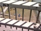 Un hombre tira a su hija de 4 años por un puente