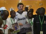 Iker Casillas recibe la visita de los jóvenes de Sierra Leona que le acogieron dos años atrás