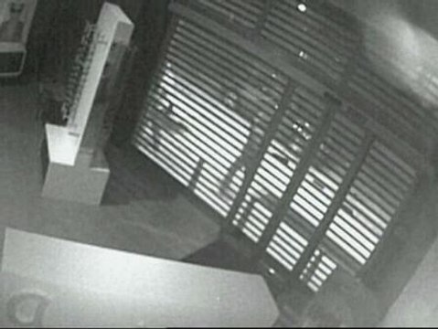 Varios vecinos lanzan objetos a tres jóvenes que intentaban robar una óptica de Las Tablas