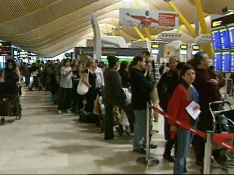 Segunda jornada de caos y retrasos en Barajas
